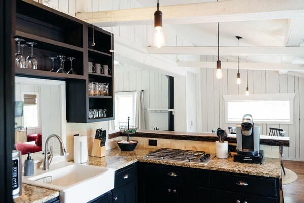 Kühlschrank, Mikrowelle, Ofen, Herdplatte