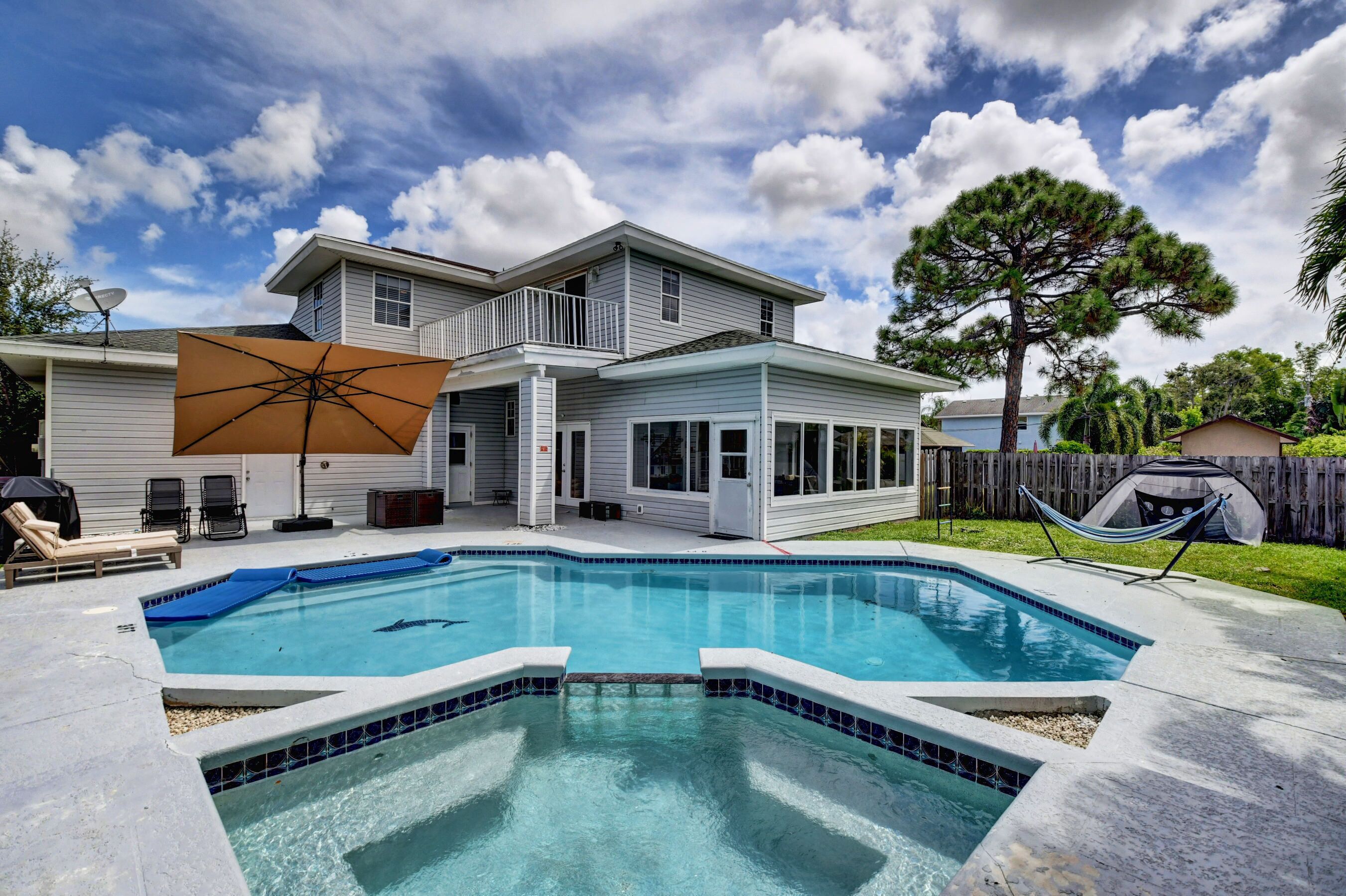 5 BR Mansion with Pool &Jacuzzi /non-heated/ FL