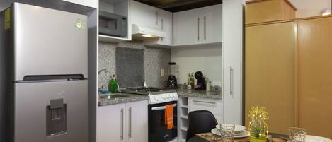 Microondas, licuadora, artículos de limpieza y congelador