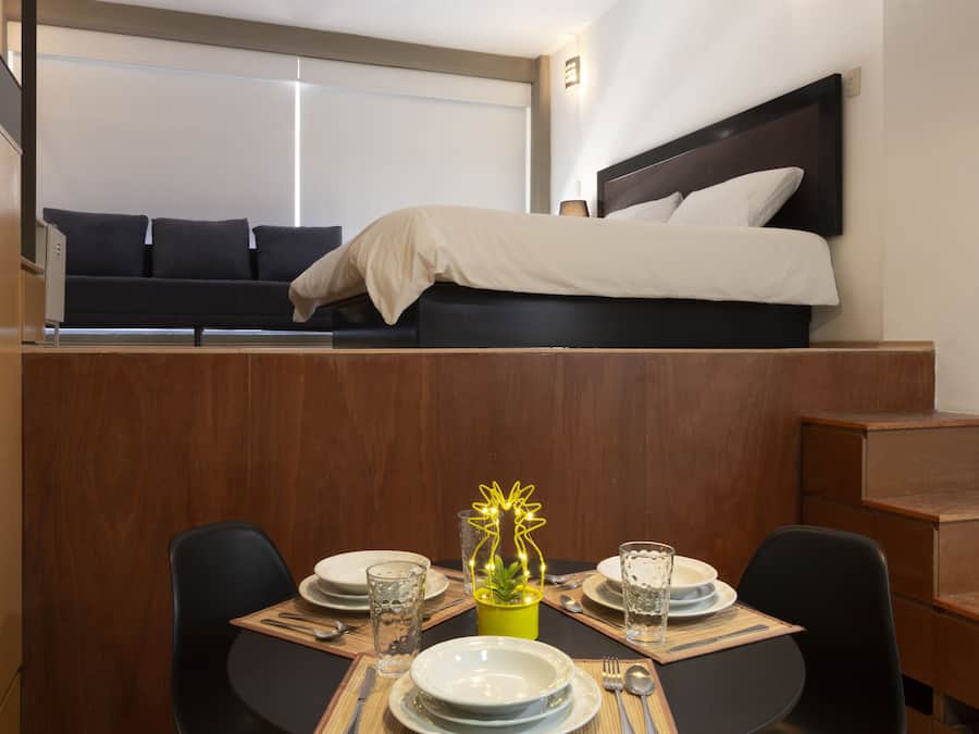 1 dormitorio, edredones de plumas, tabla de planchar con plancha