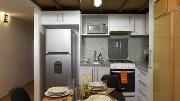 Microondas, licuadora, artículos de limpieza y congelador