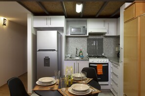 Microondas, licuadora, artículos de limpieza, freezer