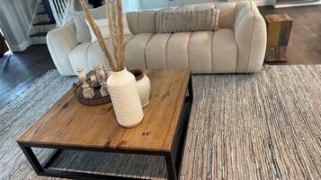 Smart TV, chimenea, libros y estéreo