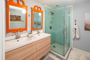Ensemble douche/baignoire, sèche-cheveux, serviettes fournies, savon