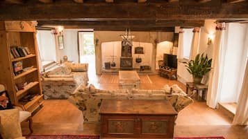 TV, fireplace, DVD player