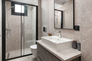 Dusche, Haartrockner, Handtücher, Seife