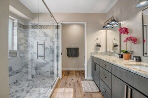 Ensemble douche/baignoire, sèche-cheveux, serviettes fournies