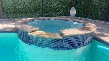 Et oppvarmet basseng