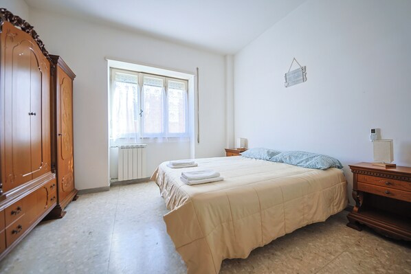2 quartos, ferros/tábuas de passar roupa, Wi-Fi, roupa de cama