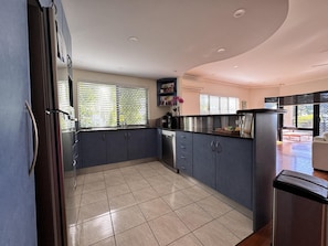 Micro-ondes, plaque de cuisson, lave-vaisselle