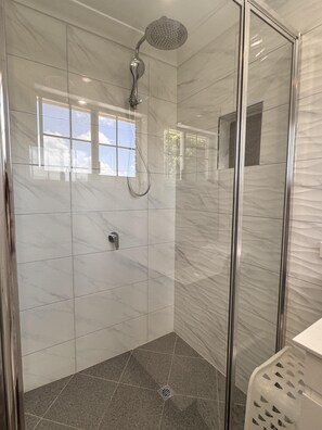 Regadera y amenidades de baño ecológicas 