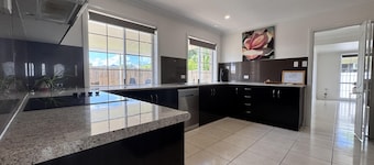 Townsville Apartments & Homes On Wistaria - Executive 4 bedroom house in Annandale