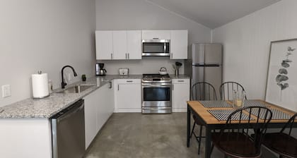 Farmhouse Chic - 2 Bed, Luxe Finishes, huge yard