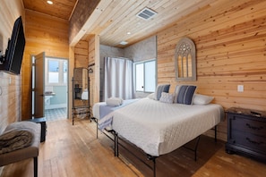 6 Schlafzimmer, Schreibtisch, Bügeleisen/Bügelbrett, Reisekinderbett