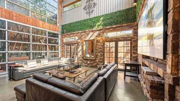 Una televisión, un reproductor estéreo, una oficina