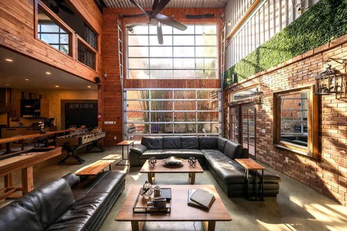 Bamboo Loft 6BR: Sleeps 24 in Downtown SAN