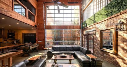 Bamboo Loft 6BR: Sleeps 24 in Downtown SAN