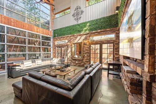 Bamboo Loft 6BR: Sleeps 24 in Downtown SAN