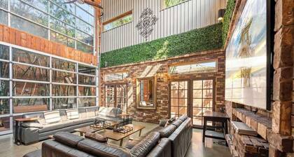 Bamboo Loft 6BR: Sleeps 24 in Downtown SAN