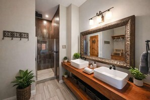 Bathtub, hair dryer, towels - Bamboo Loft 6BR: Sleeps 24 in Downtown SAN (San Diego)