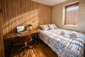 9 soverom, skrivebord, strykejern/-brett og reiseseng for barn