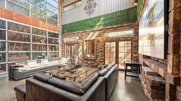 Télévision, chaîne hi-fi, espaces bureaux