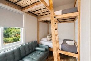 4 Schlafzimmer, Schreibtisch, Bügeleisen/Bügelbrett, Reisekinderbett