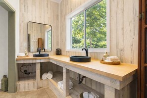 Badekar, hårføner, håndklær og sjampo