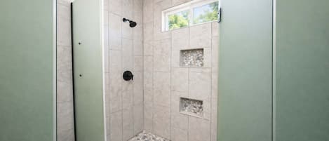 Een bad, een haardroger, handdoeken