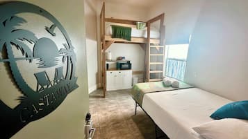 6 habitaciones, escritorio y tabla de planchar con plancha