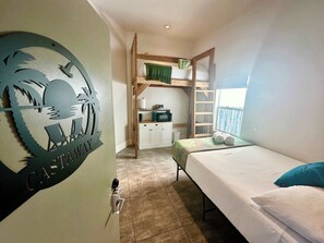 6 室のベッドルーム、デスク、アイロン / アイロン台、旅行用ベビーベッド