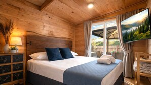 5 soverom, skrivebord, strykejern/-brett og reiseseng for barn