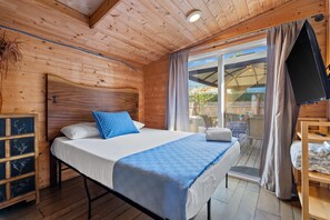 5 bedrooms, desk, iron/ironing board, travel cot - Resort Perks: 8 beds, Sun Cott.age, deck & kitchen (San Diego)