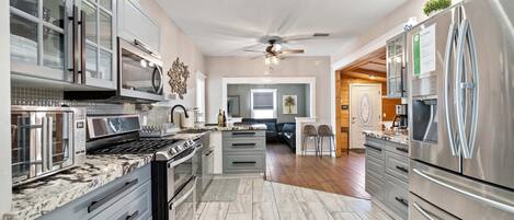 ثلاجة، ميكروويف، فرن، موقد طهي مسطح