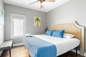 5 makuuhuonetta, työpöytä, silitysrauta/-lauta, vauvan matkasänky