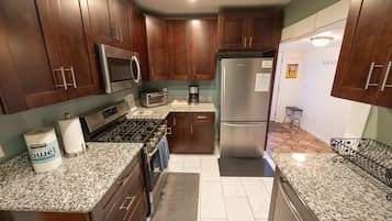 Køleskab, mikrobølgeovn, ovn, kogeplade