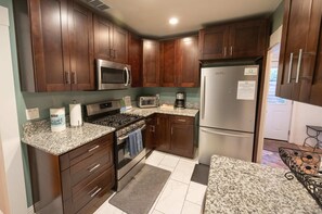 冷蔵庫、電子レンジ、オーブン、コンロ