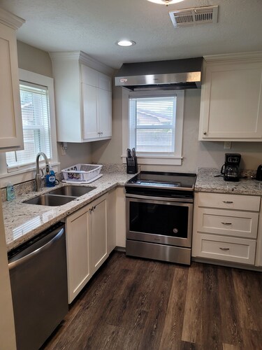 Cozy 3/2 cottage near Memorial Hospital.