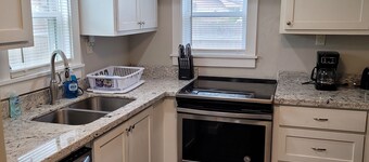 Cozy 3/2 cottage near Memorial Hospital.