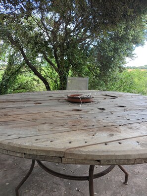 Outdoor dining - SERENA 🏡.<br><br>Near the Pont d'Avignon.<br>Palace of the Popes.<br>Pont du Gard, Nîmes (Tavel)