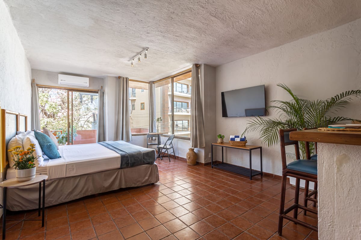 Desk, laptop workspace, free WiFi, bed sheets