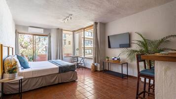 Suite estudio Premium | Escritorio, espacio para trabajar con laptop y wifi gratis