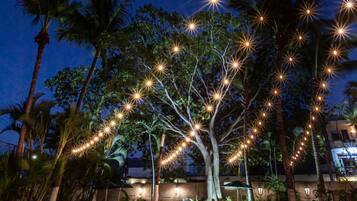 Alberca al aire libre y camastros