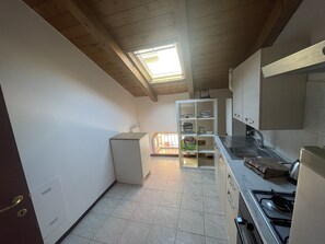 Kylskåp, mikrovågsugn, ugn och kaffe- och tebryggare