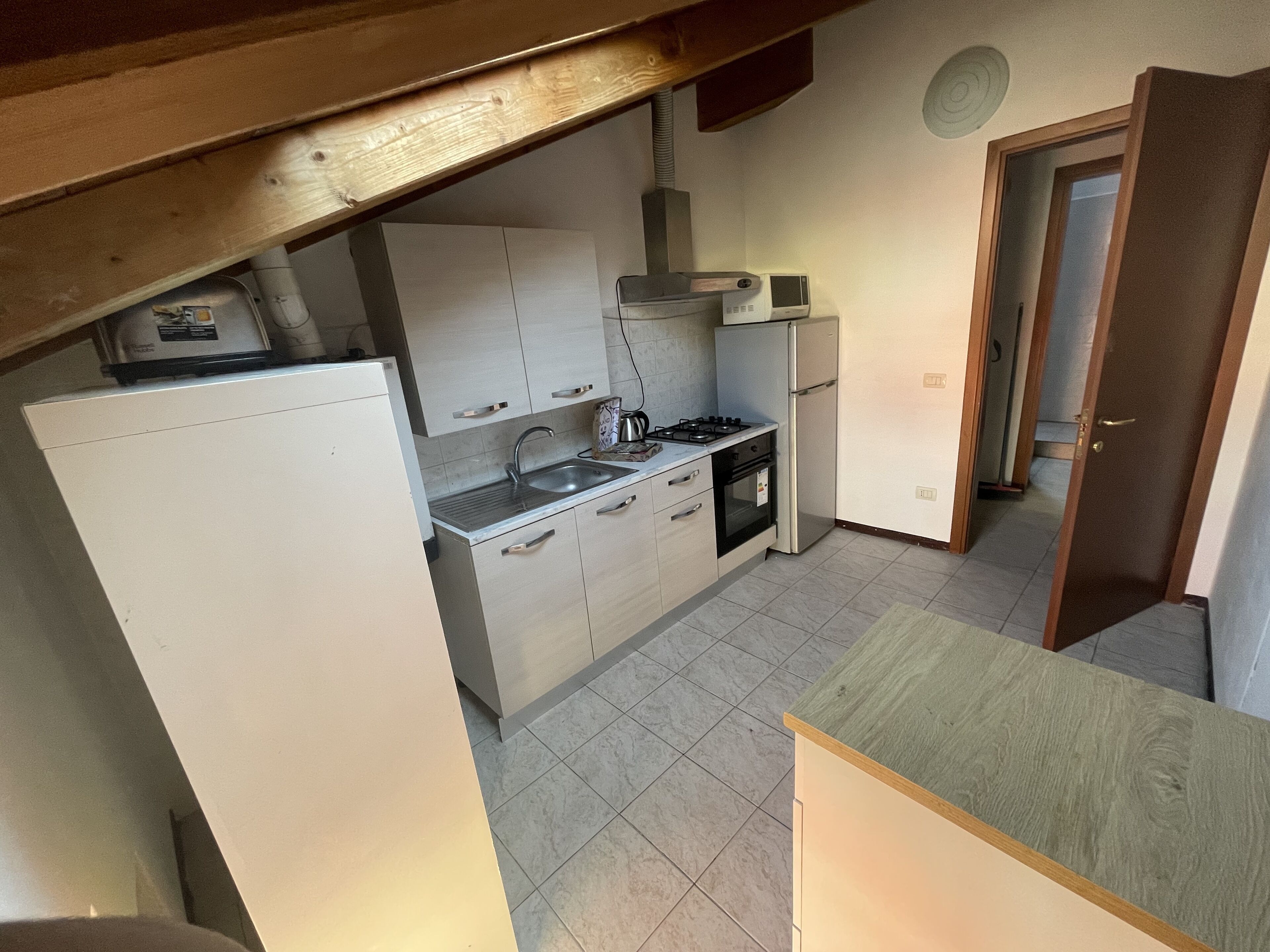 Kylskåp, mikrovågsugn, ugn och kaffe- och tebryggare