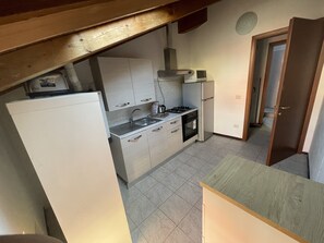 Kylskåp, mikrovågsugn, ugn och kaffe- och tebryggare