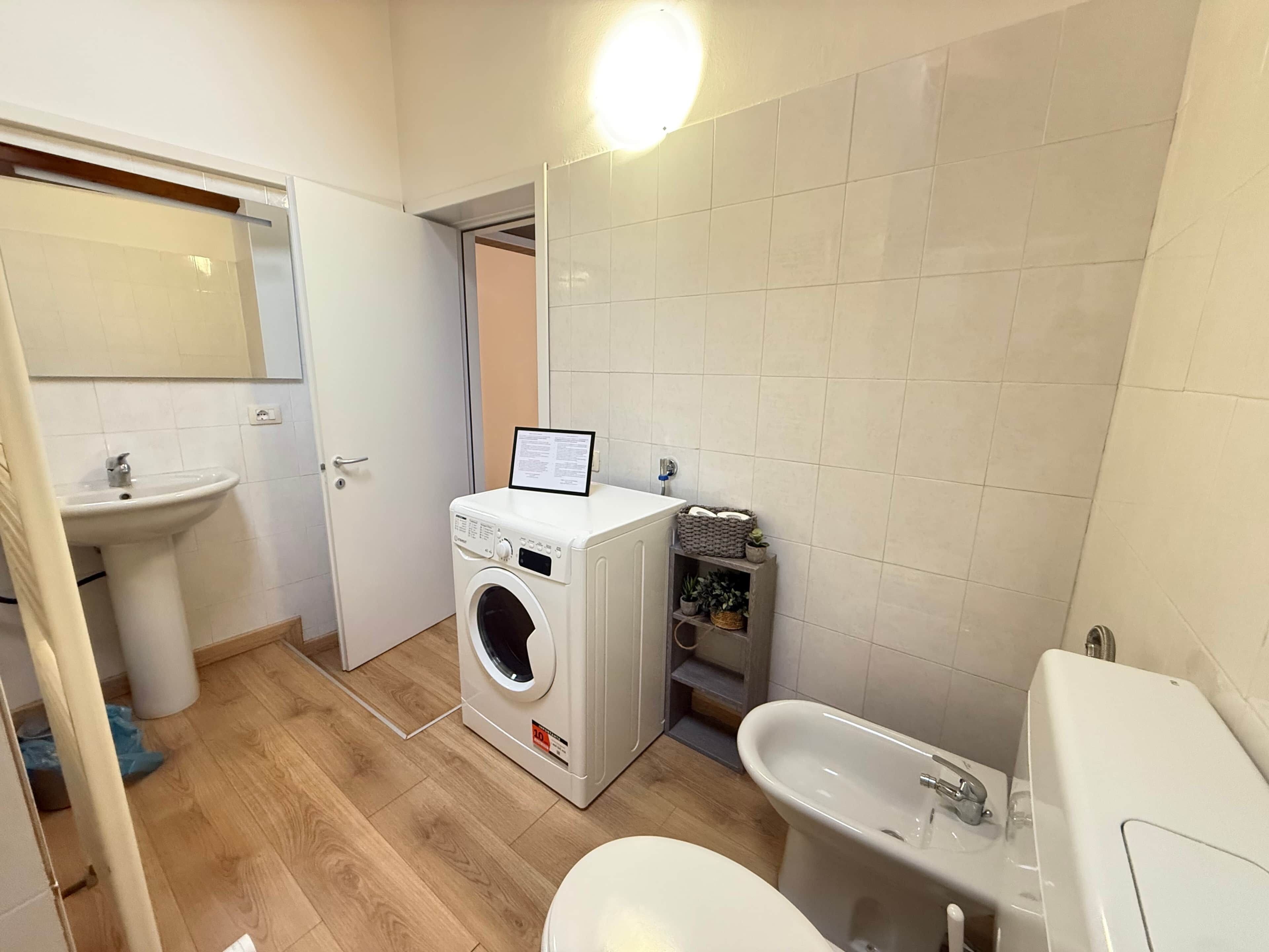 Een douche, een haardroger, een bidet, handdoeken