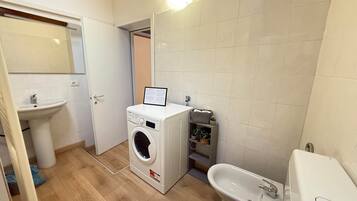Een douche, een haardroger, een bidet, handdoeken