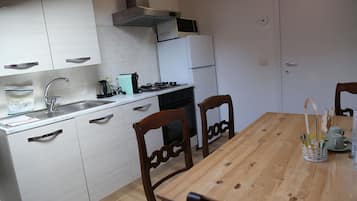 Fridge, microwave, oven, coffee/tea maker