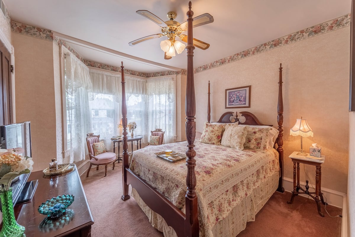 Romantic Room | Individually decorated, free WiFi, bed sheets